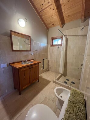 Standaard huisje | Badkamer | Een douche, een regendouche, een bidet, handdoeken