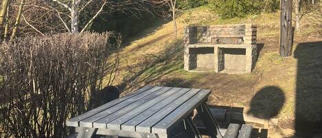 Cabaña estándar, vista parcial al lago | Terraza o patio