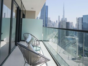 Appartement Luxe, 1 chambre, vue ville, en bord de lac | Terrasse/Patio