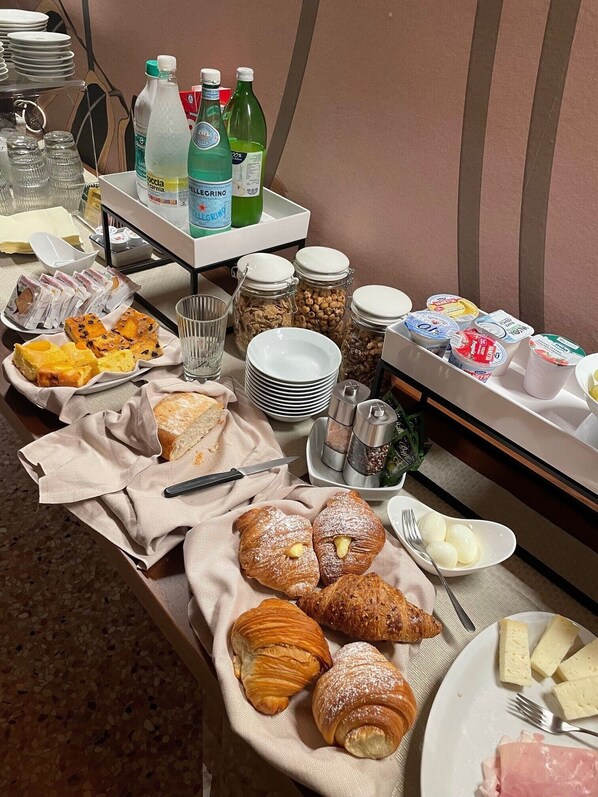 Café da manhã com buffet grátis todos os dias