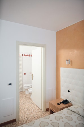 Single Room | 1 bedroom, in-room safe, desk, laptop workspace