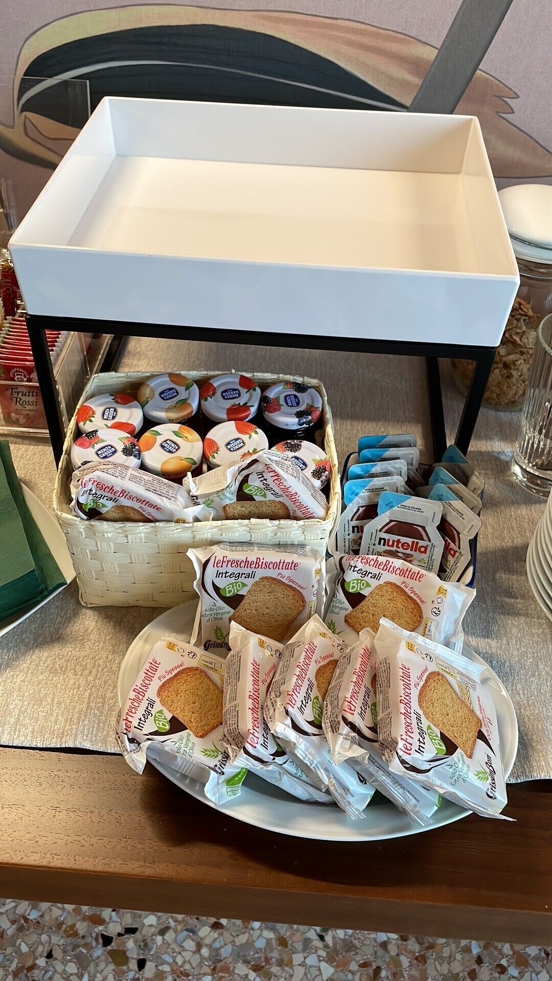 Una mesa de buffet con diversas opciones de comida, como queso, pan y bocadillos empaquetados.