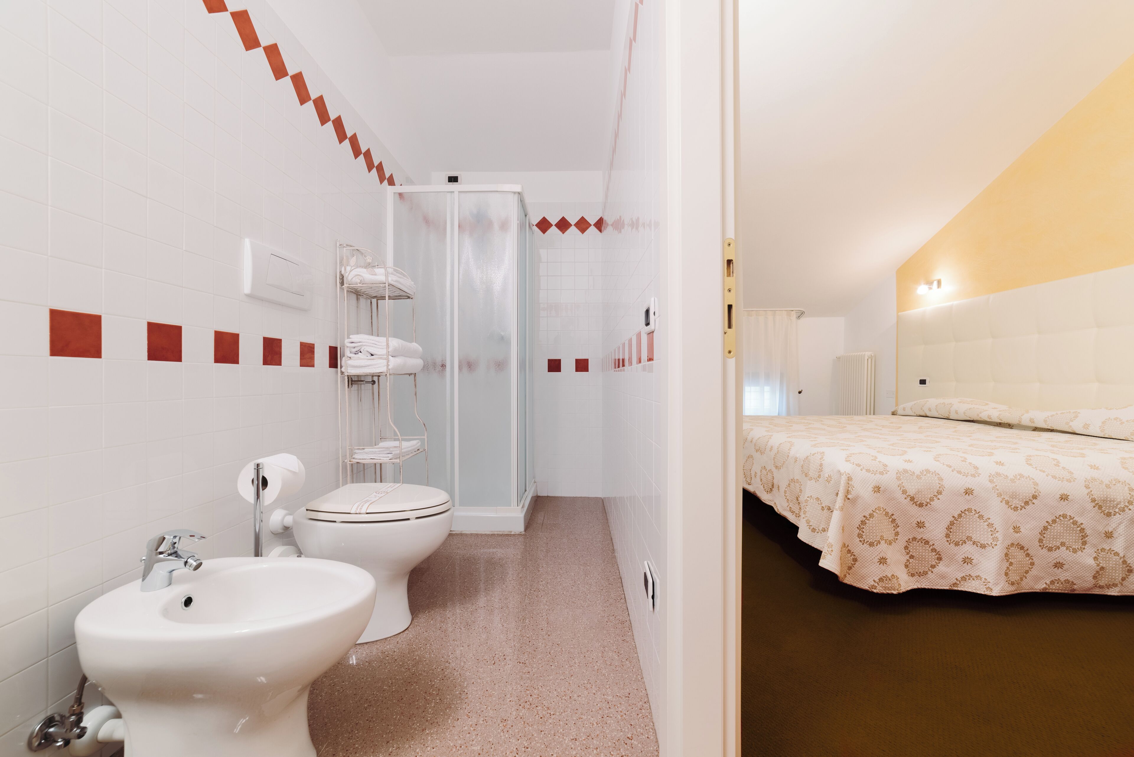 Junior Suite | Bathroom | Free toiletries, hair dryer, towels, soap