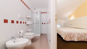 Junior Suite | Bathroom | Free toiletries, hair dryer, towels, soap