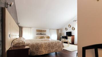 Junior Suite | In-room safe, desk, laptop workspace, blackout curtains