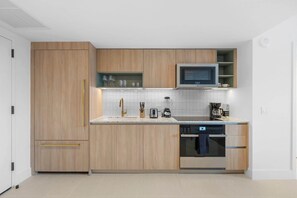 冷蔵庫、電子レンジ、オーブン、コンロ