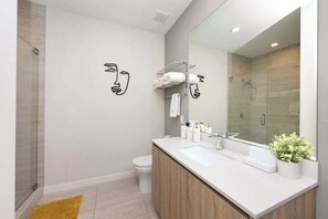 Dusche, Haartrockner, Handtücher