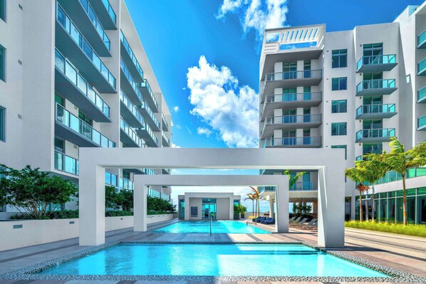 Pool - Condo Near Design District + Free Parking (Miami)