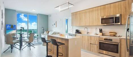 Réfrigérateur, micro-ondes, four, plaque de cuisson