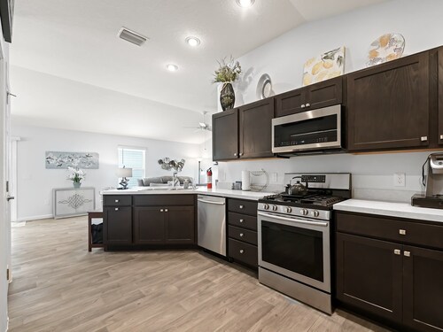 Charming 2/2 Patio Villa with golf cart in The Village on Linden!