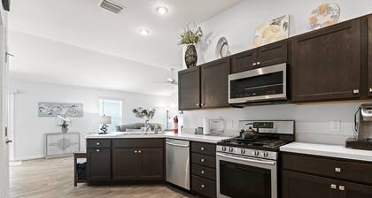 Charming 2/2 Patio Villa with golf cart in The Village on Linden!