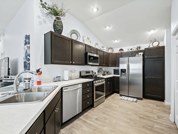 Kühlschrank, Mikrowelle, Ofen, Herdplatte