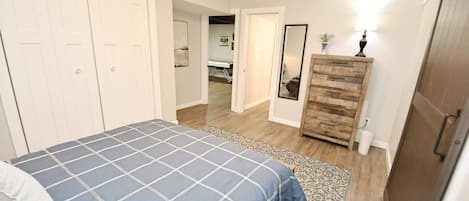 5 bedrooms, desk, iron/ironing board, WiFi (free)