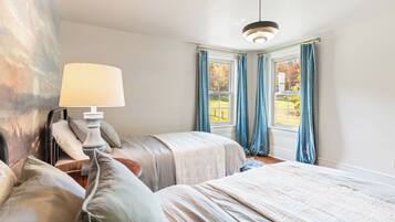 4 bedrooms, iron/ironing board, WiFi, bed sheets