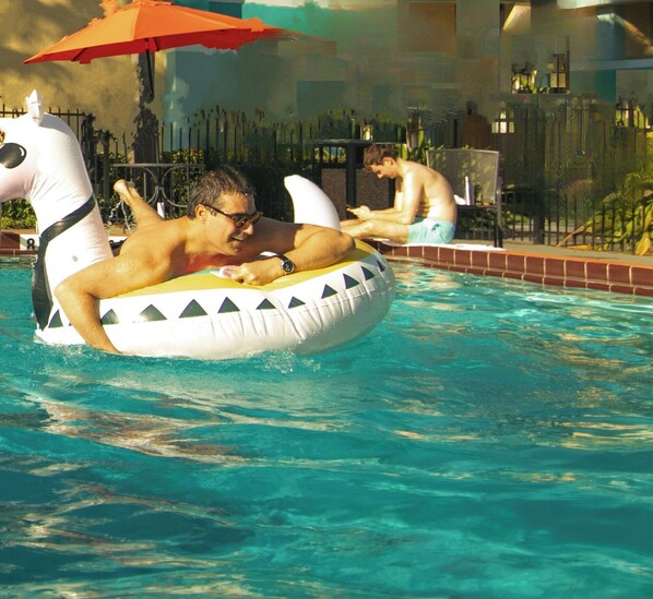 2 outdoor pools