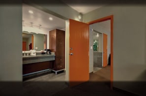 Escritorio y espacio para trabajar con laptop