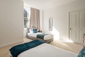 Apartemen | 3 kamar tidur dan meja kerja