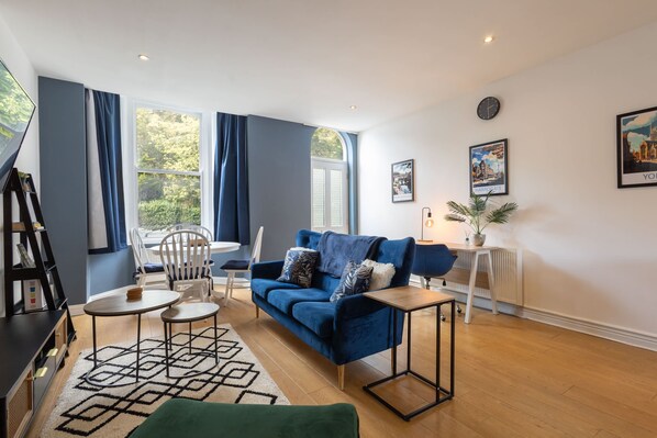 Apartemen | 3 kamar tidur dan meja kerja