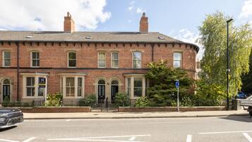 Apartment | 3 bedrooms, desk