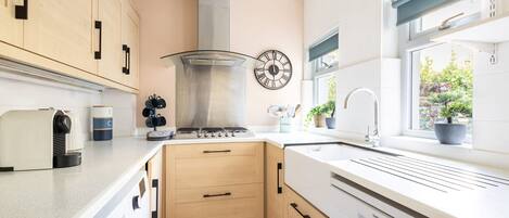 House | 3 bedrooms, desk