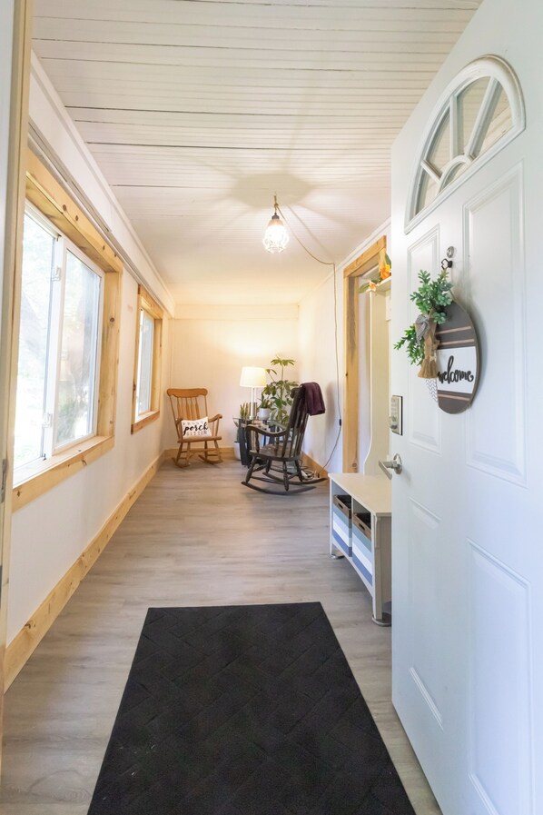 Interior - Family & Pet-Friendly 2BR Retreat Near Downtown (Des Moines)