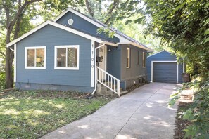 Exterior - Family & Pet-Friendly 2BR Retreat Near Downtown (Des Moines)