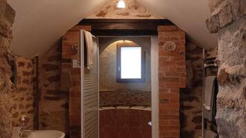 Douche, sèche-cheveux, serviettes fournies, savon