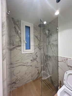 Hårtørrer, håndklæder, Sæbe, Toiletpapir