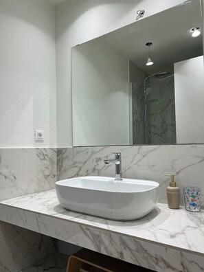 ヘアドライヤー、タオル、石鹸、トイレットペーパー