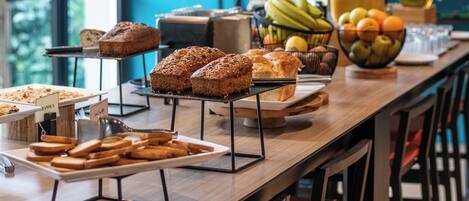 Petit déjeuner buffet (19 EUR par personne)