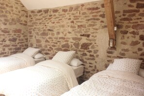 3 bedrooms, iron/ironing board, WiFi, bed sheets