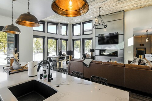 Incredible 2-Level Modern Lodge w/ Paved Road, Hot Tub, Open Living,Clubhouse
