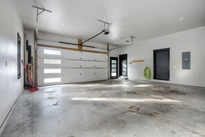 Interior - Incredible 2-Level Modern Lodge w/ Paved Road, Hot Tub, Open Living,Clubhouse (Lead)