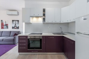 Réfrigérateur, four, lave-vaisselle, cafetière/bouilloire