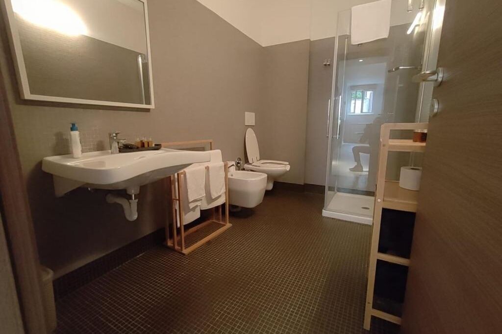 Douche, serviettes fournies, savon, papier toilette