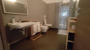 Douche, serviettes fournies, savon, papier toilette