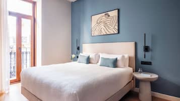 Large Room with Living Area | 1 間臥室、高級寢具、迷你吧、客房內保險箱