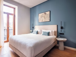 Ropa de cama de alta calidad, colchones con efecto memoria y minibar