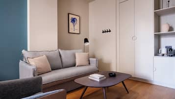 Large Room with Living Area | Area keluarga | Smart TV 43-inci dengan saluran TV satelit dan layanan streaming