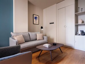 Large Room with Living Area | Coin séjour | TV connectée de 43 pouces avec chaînes par satellite