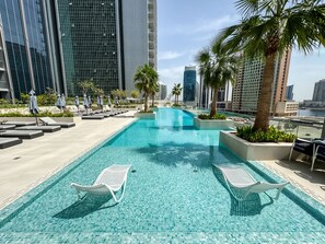 สระว่ายน้ำกลางแจ้ง