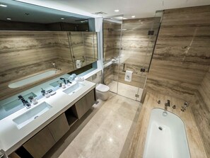Apartamento de lujo, 2 habitaciones, vistas a la ciudad, en una planta alta | Baño | Ducha y bañera combinadas y artículos de higiene personal gratuitos