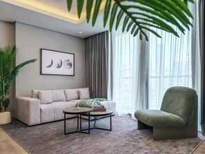 Apartamento de lujo, 2 habitaciones, vistas a la ciudad, en una planta alta | Zona de estar