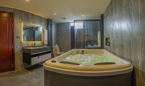 Junior Suite | Bathroom | Slippers, towels, soap, shampoo - AIG Grand (Fuvahmulah)