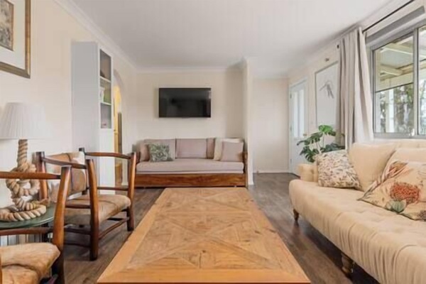 Smart-tv, eldstad, böcker och ett musikbibliotek