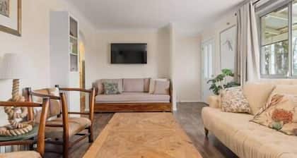 Cooinda, A 3 bedroom home near Mayfield Gardens