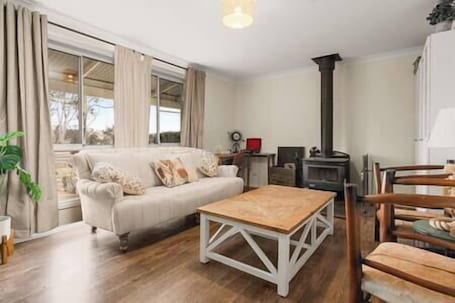 Smart TV, fireplace, books, music library. Cooinda, A 3 bedroom home near Mayfield Gardens