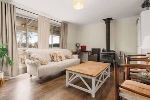 Cooinda, A 3 bedroom home near Mayfield Gardens