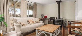 Cooinda, A 3 bedroom home near Mayfield Gardens