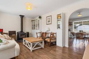 Una Smart TV, una chimenea, libros, una biblioteca de música